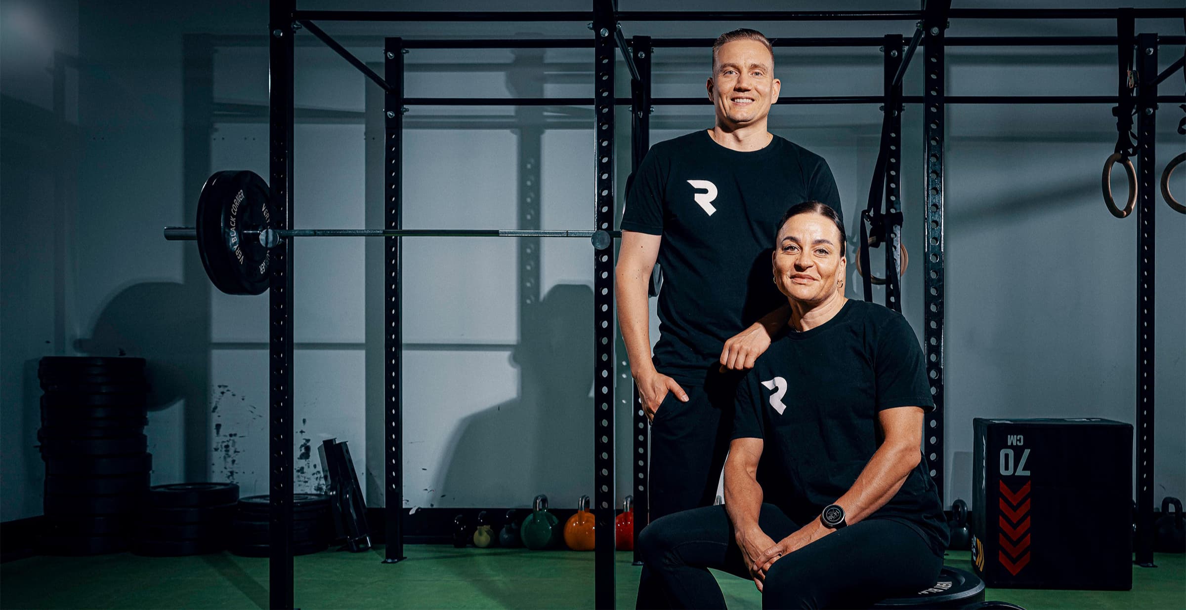 Runtuan valmentajat Joonas Kostiainen ja Anna-Riina Elo salin painonnostoalueella Tapiolassa